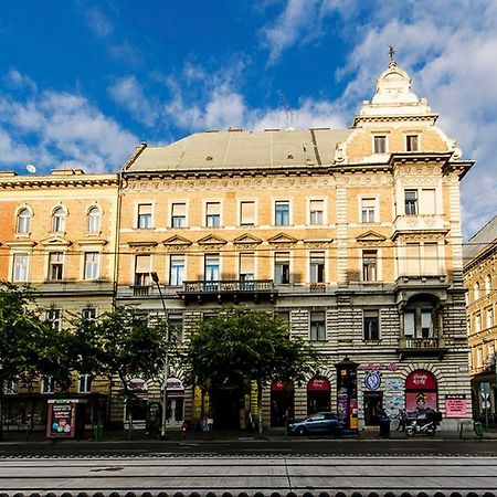 Cozy 2 Bedroom Apartment In Terez Boulevard. Budapeste Exterior foto