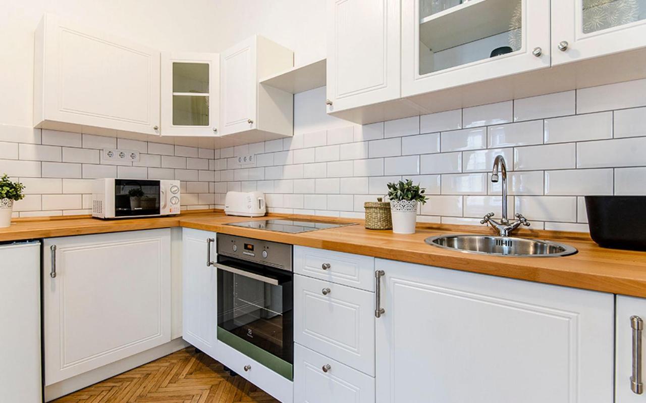 Cozy 2 Bedroom Apartment In Terez Boulevard. Budapeste Exterior foto