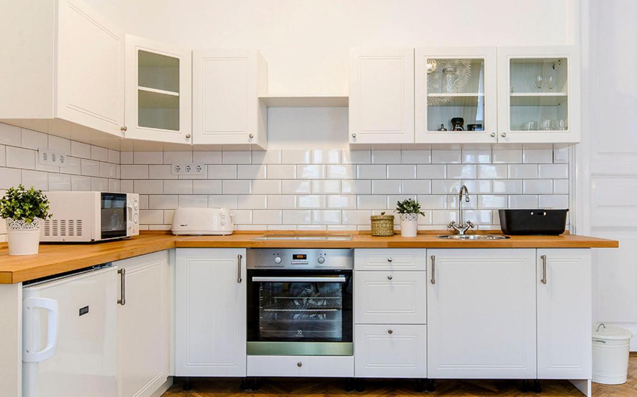 Cozy 2 Bedroom Apartment In Terez Boulevard. Budapeste Exterior foto