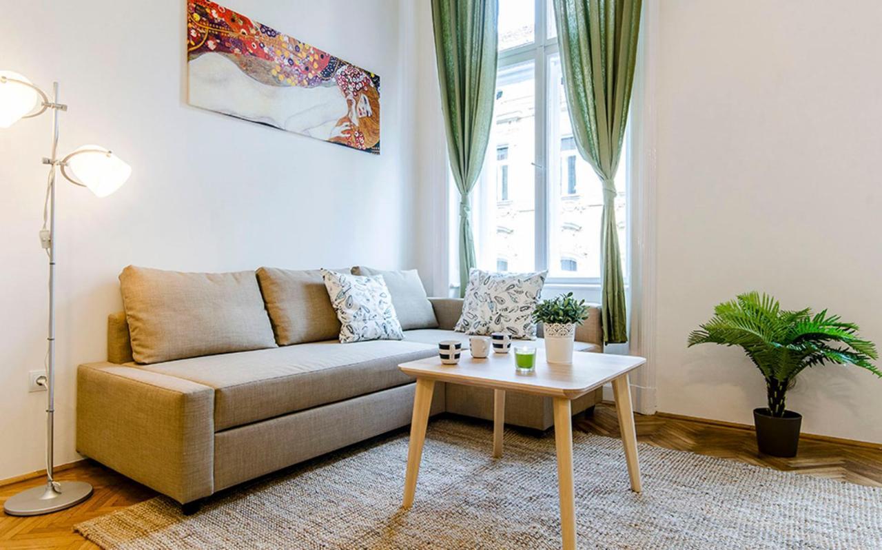 Cozy 2 Bedroom Apartment In Terez Boulevard. Budapeste Exterior foto