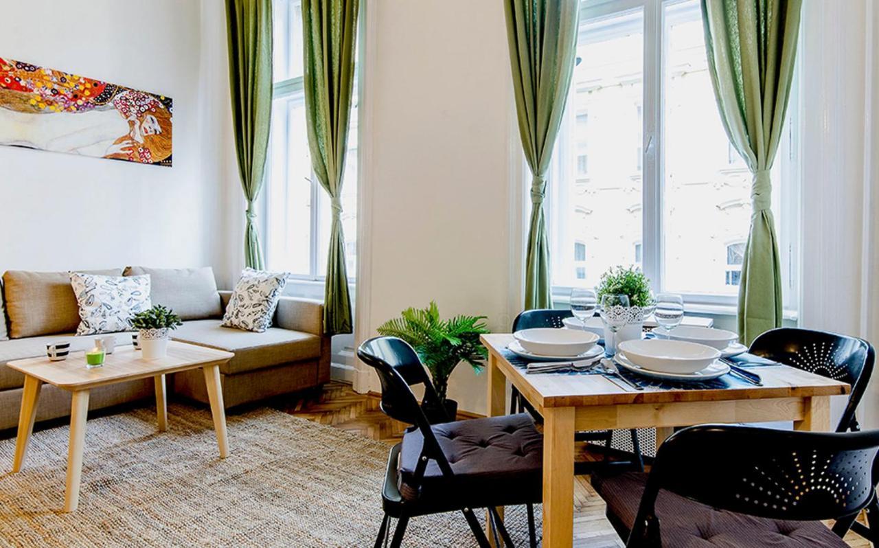 Cozy 2 Bedroom Apartment In Terez Boulevard. Budapeste Exterior foto