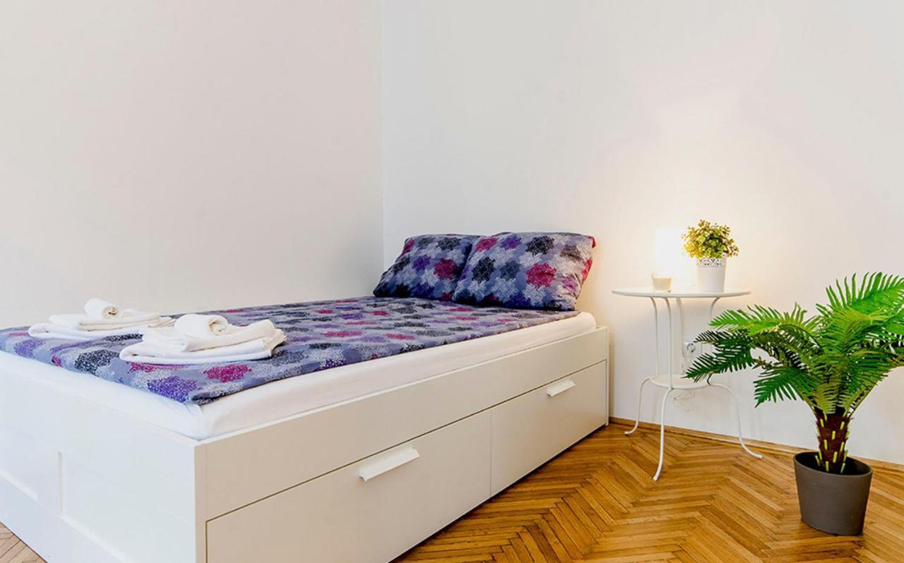 Cozy 2 Bedroom Apartment In Terez Boulevard. Budapeste Exterior foto