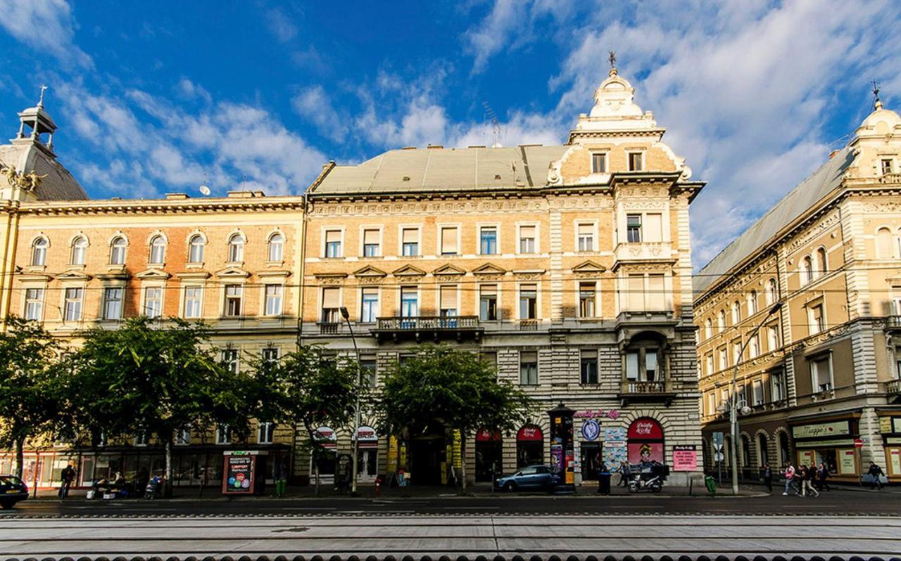 Cozy 2 Bedroom Apartment In Terez Boulevard. Budapeste Exterior foto